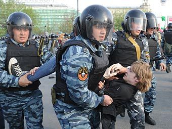 Задержание участника митинга "Марш миллионов" на Болотной площади. Фото РИА Новости, Илья Питалев