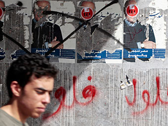 Сорванные плакаты в поддержку Ахмеда Шафика в Каире. Фото Reuters