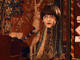 Гарри Поттер в плаще-невидимке. Кадр из фильма "Гарри Поттер и философский камень"