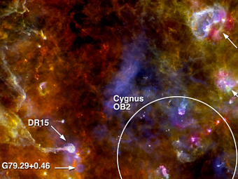 Изображение, опубликованное Европейским космическим агентством. Стрелками показаны облака газа, окружающие новые звезды. ESA/PACS