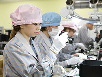 Рабочие на заводе Canon в Нагасаки, фото с сайта компании