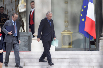 Премьер-министр Франции Жан-Марк Эро (в центре). Фото Reuters
