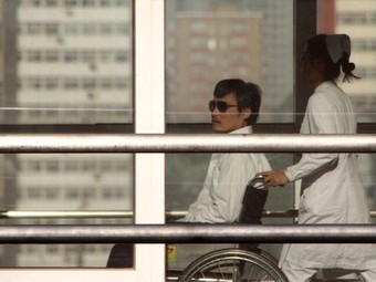 Чэнь Гуанчэн перед отлетом из Пекина. Фото ©AFP