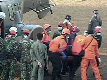 Участники поисково-спасательной операции на месте крушения SSJ-100. Кадр EuroNews 