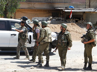 Наблюдатели ООН и сирийские правительственные войска. Фото Reuters