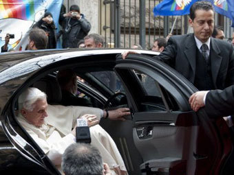 Бенедикт XVI и Паоло Габриэле (справа). Фото ©AFP