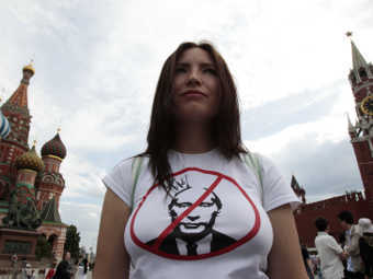 Участница прошедшего 27 мая "Белого дефиле". Фото Reuters