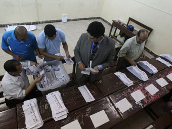 Подсчет голосов на избирательном учатске в Каире. Фото ©AFP