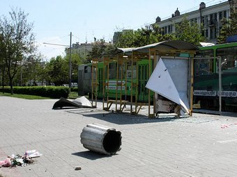 На месте одного из взрывов в Днепропетровске. Фото Reuters