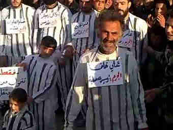 Сирийцы требуют освобождения людей, задержанных на демонстрациях. Кадр видеоролика с YouTube, переданный ©AFP