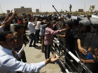 Демонстранты у здания каирского суда. Фото Reuters