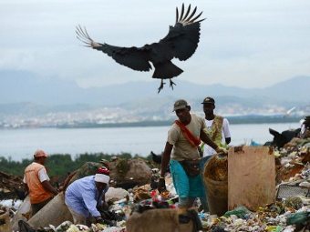 Сборщики мусора на свалке Жардим Грамачо. Фото ©AFP
