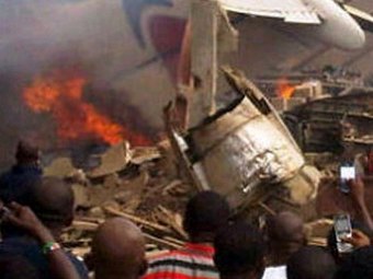 Фото ©AFP с места падения самолета в Лагосе