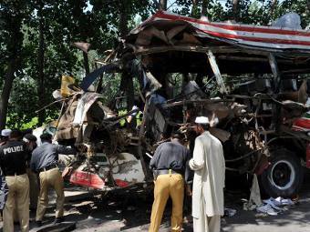 Автобус, взорванный в Пешаваре 8 июня. Фото ©AFP