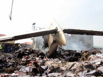 На месте крушения самолета под Лагосом 3 мая 2012 году. Фото ©AFP