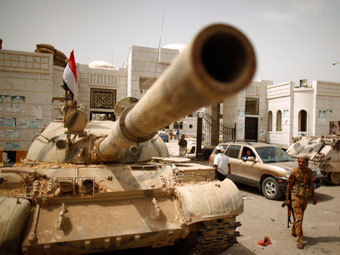 Танк йеменской армии в Шакре. Фото Reuters