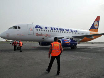 Sukhoi SuperJet-100  "".  ©AFP