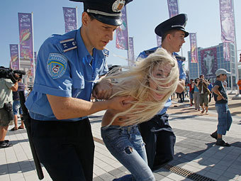Милиция задерживает одну из активисток Femen. Фото Reuters